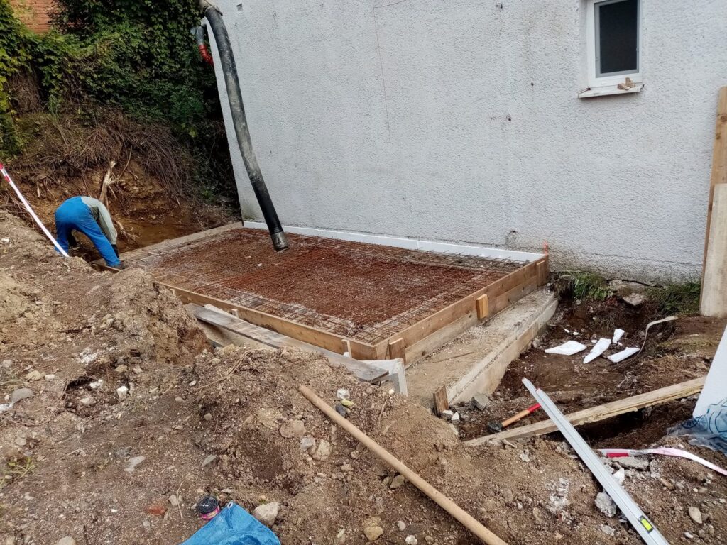 Betónová doska pri sivej stene – Malá betónová doska pri sivej stene Záber 1.