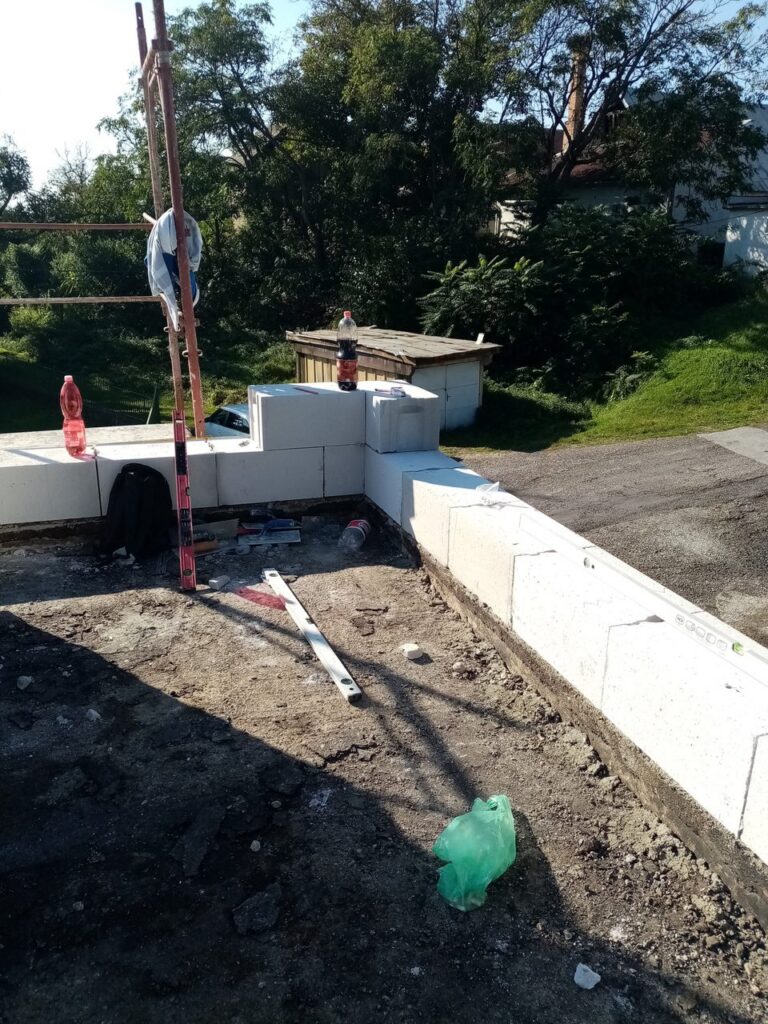 Nadstavba domu s plochou strechou – Nadstavba bielych tvárnic na starej plochej streche Záber 1.