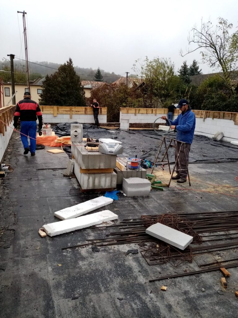 Nadstavba domu s plochou strechou – Nadstavba bielych tvárnic na starej plochej streche Záber 3.