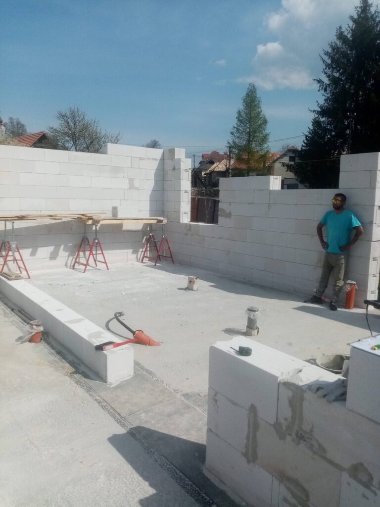 Novostavba z bielych tvárnic – Novostavba z bielych tvárnic Záber 1.