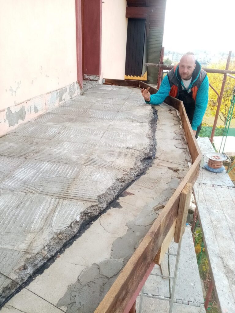 Oprava balkóna pri červených dverách – Oprava balkóna pri svetlej stene a červených dverách Záber 1.