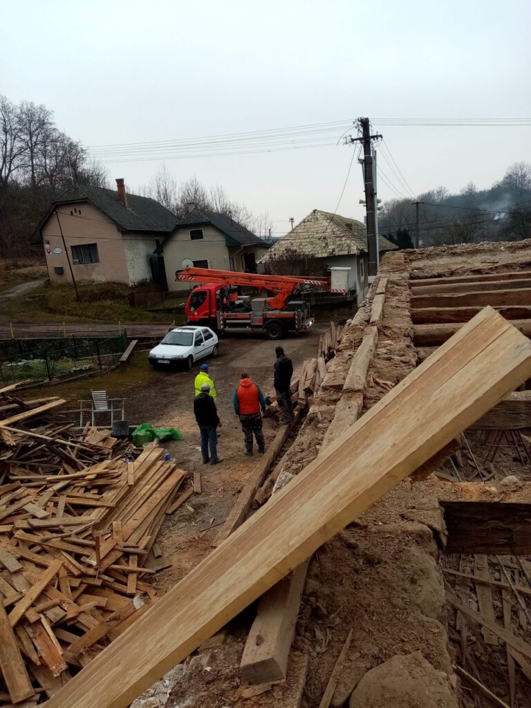 Rekonštrukcia strechy a stropu kamenného domu – Rekonštrukcia kamenného domu – krov, veniec, strop a podbitie Záber 4.