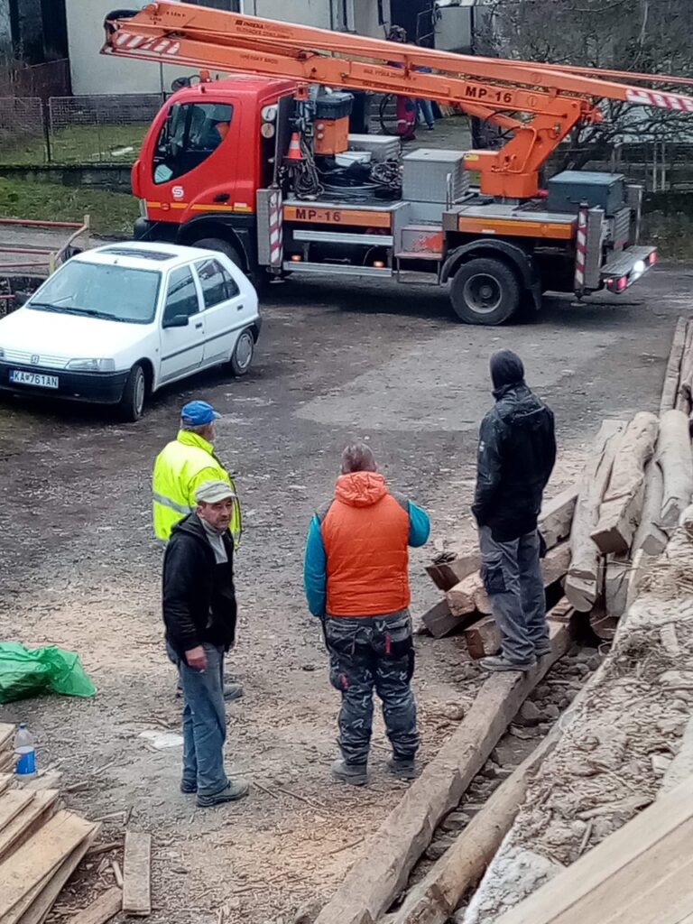 Rekonštrukcia strechy a stropu kamenného domu – Rekonštrukcia kamenného domu – krov, veniec, strop a podbitie Záber 5.