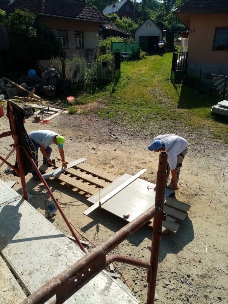 Rekonštrukcia strechy a stropu kamenného domu – Rekonštrukcia kamenného domu – krov, veniec, strop a podbitie Záber 12.