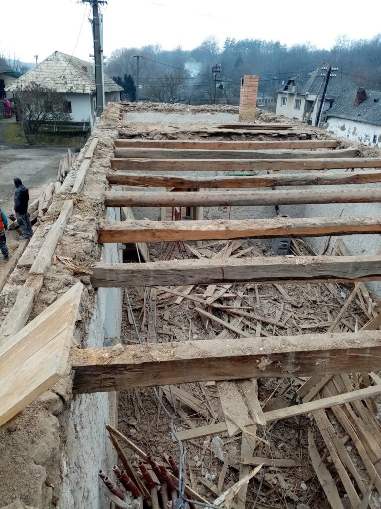 Rekonštrukcia strechy a stropu kamenného domu – Rekonštrukcia kamenného domu – krov, veniec, strop a podbitie Záber 14.