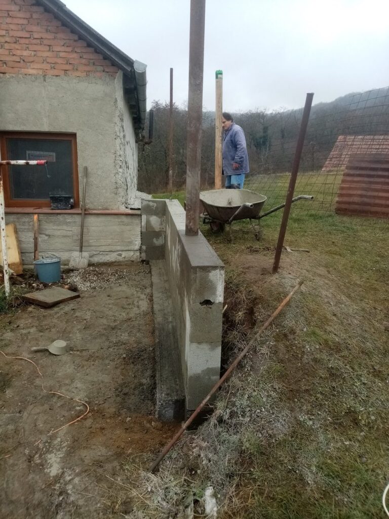 Záhradná prístavba pri murovanej budove – Záhradná prístavba z debniacich tvárnic pri malej murovanej budove Záber 1.