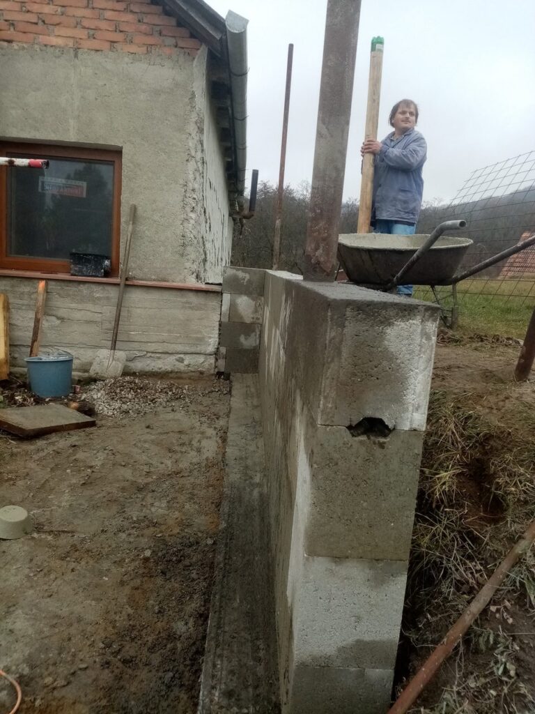 Záhradná prístavba pri murovanej budove – Záhradná prístavba z debniacich tvárnic pri malej murovanej budove Záber 2.
