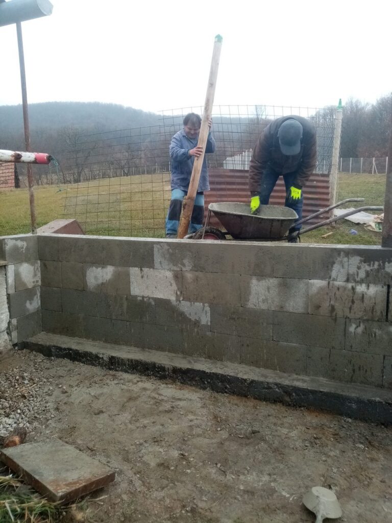 Záhradná prístavba pri murovanej budove – Záhradná prístavba z debniacich tvárnic pri malej murovanej budove Záber 3.